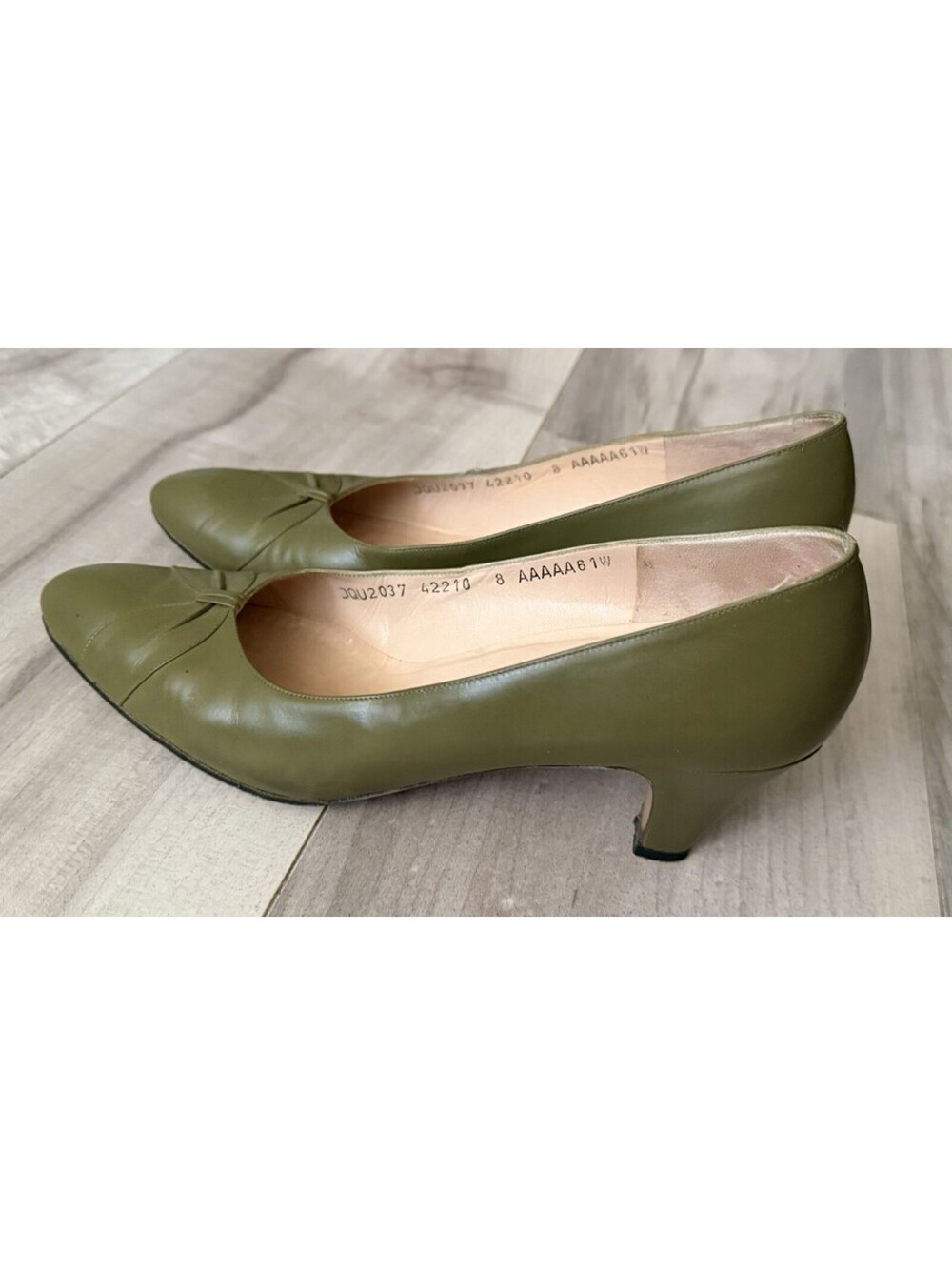 SALVATORE FERRAGAMO Sz 8 AAAAA Olive Green Leather Classic Pumps Heels